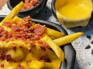 Batata Frita com Cheddar e Bacon